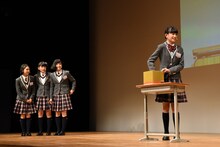 くじを引く田中美空（右）とそれを見守る野中ここな、藤平華乃、新谷ゆづみ。