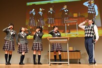 “森ハヤシ特濃どくだみ茶”を飲む1時限目出席の生徒たちと森ハヤシ。