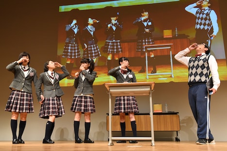 “森ハヤシ特濃どくだみ茶”を飲む1時限目出席の生徒たちと森ハヤシ。