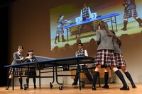 2時限目メンバーが卓球をする様子。