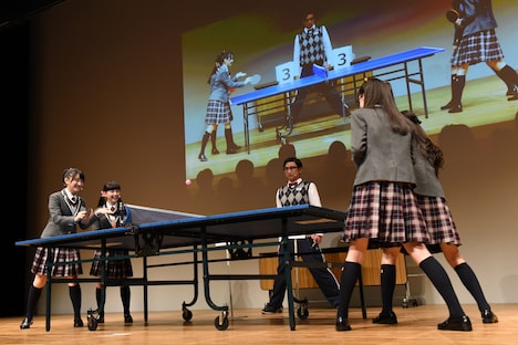 2時限目メンバーが卓球をする様子。