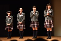 左から野崎結愛、八木美樹、森萌々穂、麻生真彩。