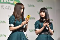 「10円ピンポン」を実演する（左から）菅井友香、長濱ねる。