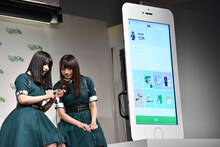 菅井友香に10円を送る長濱ねる（左）と渡辺梨加（右）。