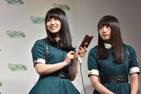 菅井友香に10円を送った長濱ねる（左）と渡辺梨加（右）。