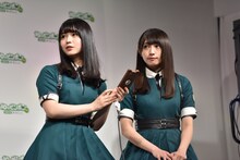 「10円ピンポン」を実演する（左から）長濱ねる、渡辺梨加。