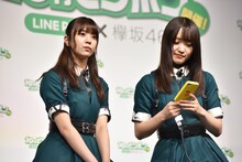 「10円ピンポン」を実演する（左から）小林由依、菅井友香。
