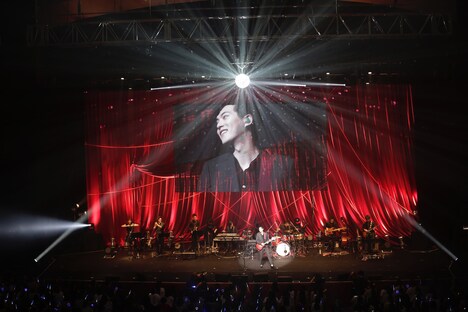 イ・ジョンヒョン「LEE JONG HYUN Solo Concert in Japan ーMETROPOLISー」6月15日神奈川・パシフィコ横浜国立大ホール公演の様子。（撮影：平野タカシ）