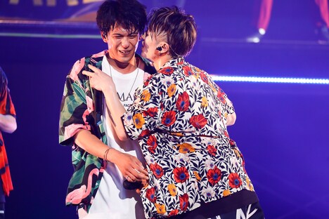 森崎ウィン(左)にキスする福本有希(右)。(撮影:笹森健一)