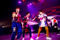 「PrizmaX Hall Tour Level 7 ～FUSION～」の様子。（撮影：笹森健一）