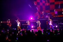 「PrizmaX Hall Tour Level 7 ～FUSION～」の様子。（撮影：笹森健一）