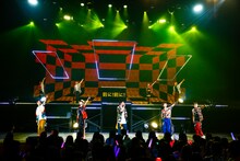 「PrizmaX Hall Tour Level 7 ～FUSION～」の様子。（撮影：笹森健一）