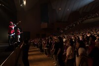 C&K「日本全国CK地元化計画～地元です。地元じゃなくても、地元です。2018。期待の新人10周年。～」神奈川・厚木市文化会館公演の様子。（Photo by RYUYA AMAO PHOTOGRAPHY）