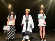 「やついフェスキャンペーンガール」グランプリを受賞した田中しろめ（左）と安藤きらり（右）に挟まれるやついいちろう（中央）。