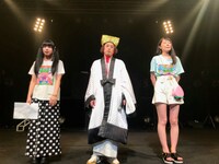 「やついフェスキャンペーンガール」グランプリを受賞した田中しろめ（左）と安藤きらり（右）に挟まれるやついいちろう（中央）。