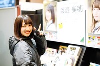 CDショップでパネルにサインを書く渡邉美穂（写真提供：Sony Music Records）