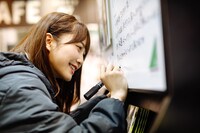 CDショップでパネルにサインを書く加藤史帆（写真提供：Sony Music Records）