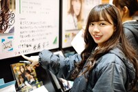 CDショップでパネルにサインを書く齊藤京子（写真提供：Sony Music Records）