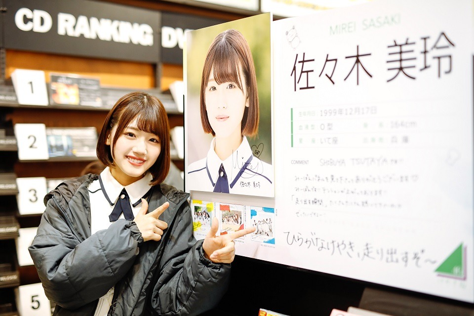 CDショップでパネルにサインを書く佐々木美玲（写真提供：Sony Music Records）