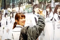 CDショップでパネルにサインを書く佐々木久美（写真提供：Sony Music Records）