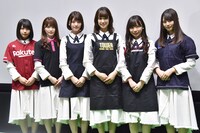 左から渡邉美穂、加藤史帆、佐々木美玲、佐々木久美、齊藤京子、小坂菜緒。