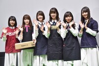 左から渡邉美穂、加藤史帆、佐々木美玲、佐々木久美、齊藤京子、小坂菜緒。