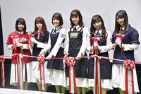 左から渡邉美穂、加藤史帆、佐々木美玲、佐々木久美、齊藤京子、小坂菜緒。