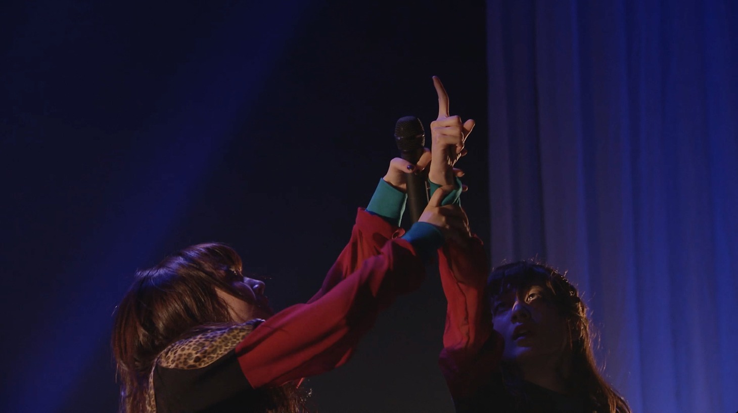 EMPiRE「アカルイミライ」ライブ映像のワンシーン。
