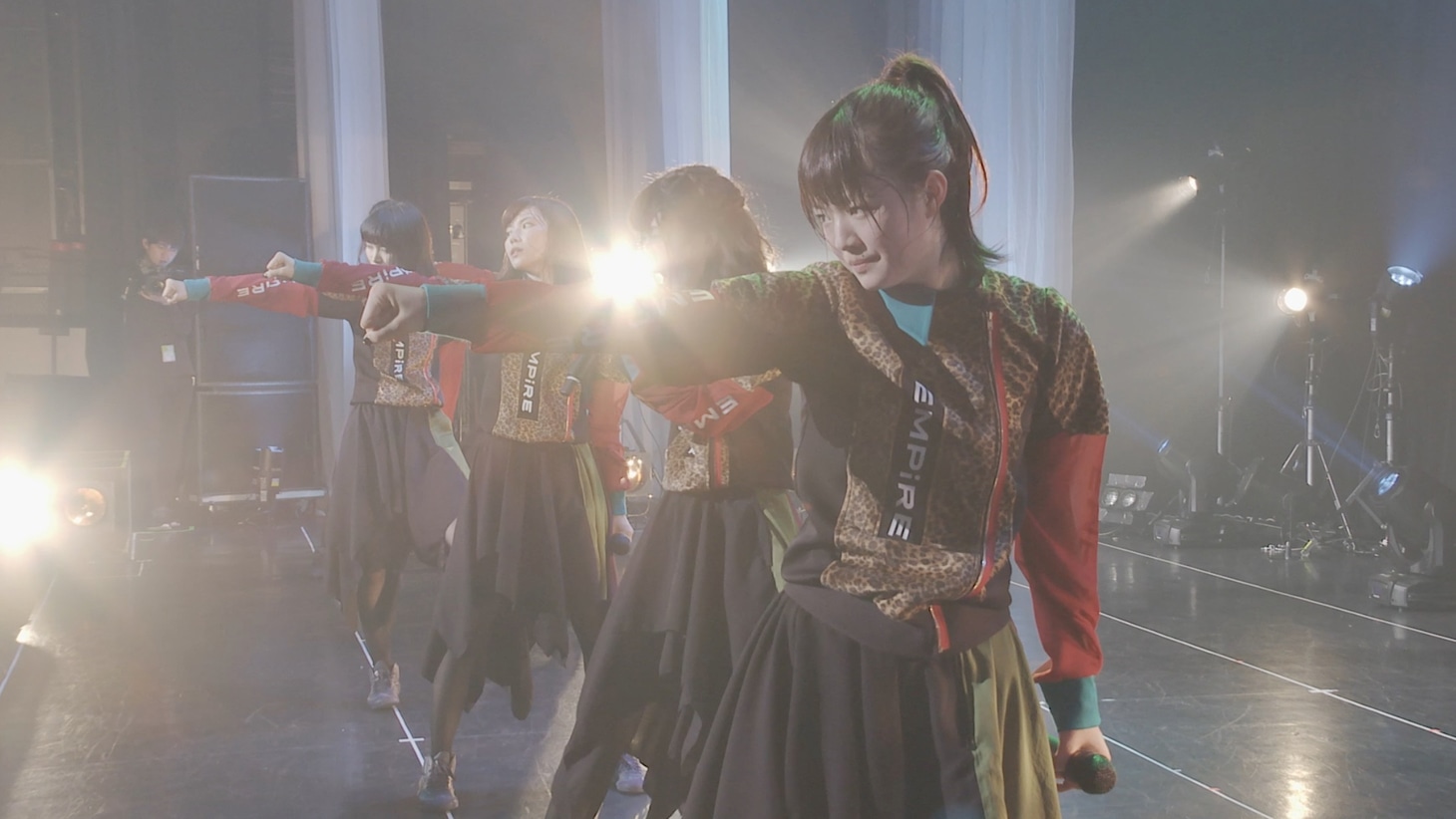 EMPiRE「アカルイミライ」ライブ映像のワンシーン。