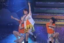 福岡ソフトバンクホークスのユニフォームに袖を通し、熱唱する内田真礼。（写真提供：ポニーキャニオン）