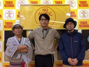 左から田村玄一(Pedal Steel, Steel Pan, Vo)、堀込高樹(G, Vo)、千ヶ崎学(B, Vo)。