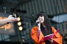 矢野博康のアクリルスタンドキーホルダーを「等身大でしょうかねー」と紹介する南波志帆。