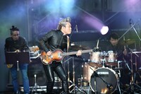 ゴキゲンなロックンロールで会場を沸かす矢野博康。