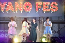 坂本真綾からマイクを受け取るNegiccoのNao☆（左から2番目）。