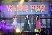 EPOの「う、ふ、ふ、ふ」を歌う寺嶋由芙、坂本真綾、南波志帆(左から)。