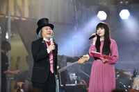 メインMCの矢野博康（左）とアシスタントMCの南波志帆（右）。