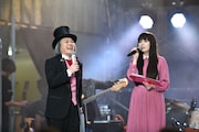 メインMCの矢野博康(左)とアシスタントMCの南波志帆(右)。