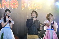 独特な語り口で観客と演者を不安にさせた堀込泰行（中央）。