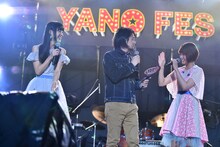 堂々としているのかオロオロしているのかよくわからない堀込泰行（中央）。