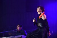 「How Beautiful」でデュエットする土岐麻子（右）とさかいゆう（左）。