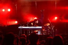 キーボードの上で倒立するさかいゆう。