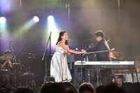 握手を交わすEPO（左）とさかいゆう（右）。