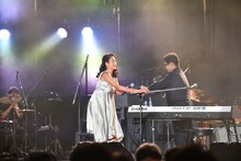 握手を交わすEPO（左）とさかいゆう（右）。