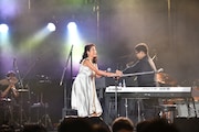 握手を交わすEPO(左)とさかいゆう(右)。