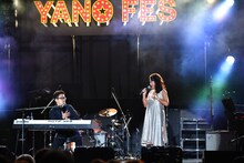 「いい予感がする」と話すさかいゆう（左）とEPO（右）。