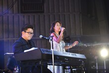 「音楽のような風」でデュエットするさかいゆう（左）とEPO（右）。