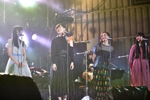 EPOのバックコーラスを務めた寺嶋由芙、土岐麻子、坂本真綾、南波志帆（左から）。