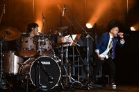 小松シゲル（左）と西寺郷太（右）。