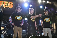 応援うちわの「バーンして！」に応える西寺郷太（中央）。