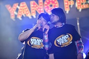 肩を並べて歌う矢野フェス常連の堂島孝平(左)と堀込泰行(右)。